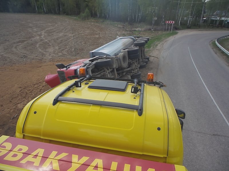 Подъём на колеса и эвакуация самосвала в Тучково